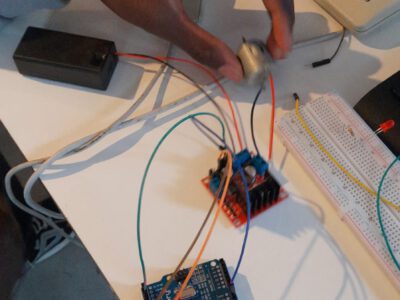 Jugendliche Botschafter der Medienwerkstatt arbeiten mit Arduino UNO und bringen eine LED zum Leuchten.