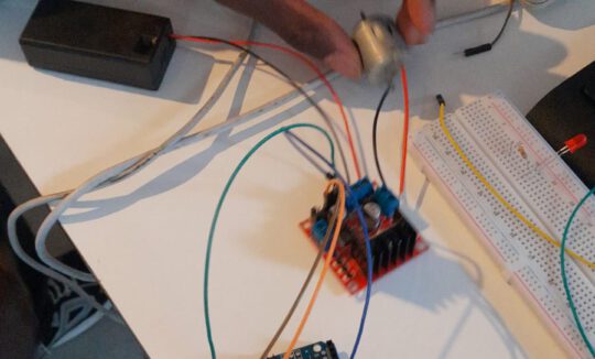 Jugendliche Botschafter der Medienwerkstatt arbeiten mit Arduino UNO und bringen eine LED zum Leuchten.